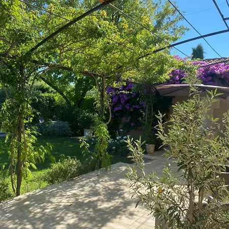 La Paradoune 2 Bed & Breakfast Paradou